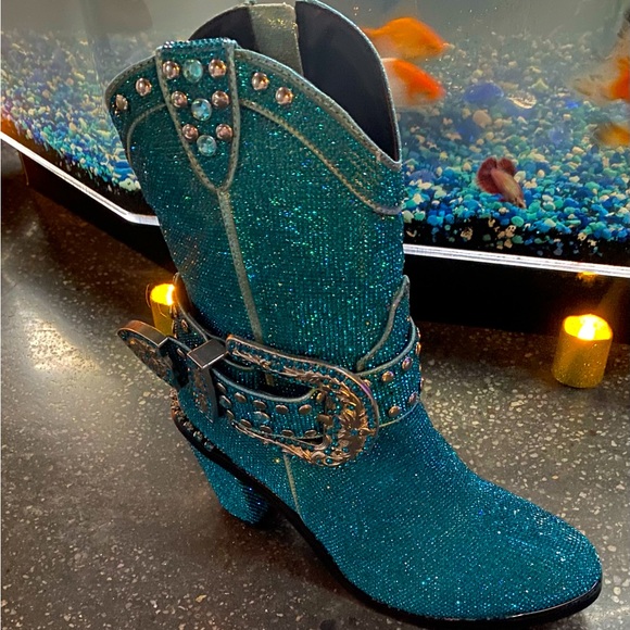 Shine on em in these sparkly aquamarine ankle boots. Women size 10 - Picture 2 of 3